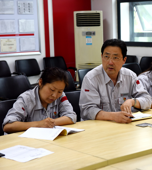 C:\Users\liangxq\Desktop\“三個報告”剛露面,鍛造廠員工為何討論的既熱烈又激烈?\鍛造廠員工代表黃正宏發言.jpg C:\Users\liangxq\Desktop\“三個報告”剛露面,鍛造廠員工為何討論的既熱烈又激烈?\鍛造廠員工代表黃正宏發言.jpg