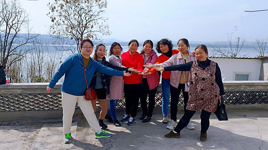 女工們合影留念.jpg 女工們合影留念.jpg