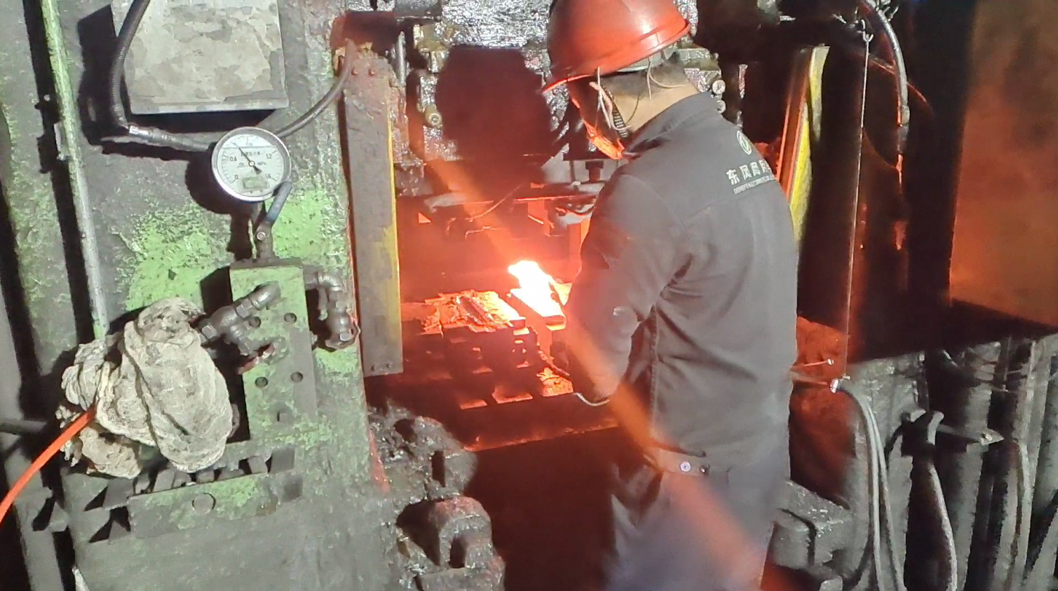 現(xiàn)場(chǎng)鍛打照片.png 現(xiàn)場(chǎng)鍛打照片.png