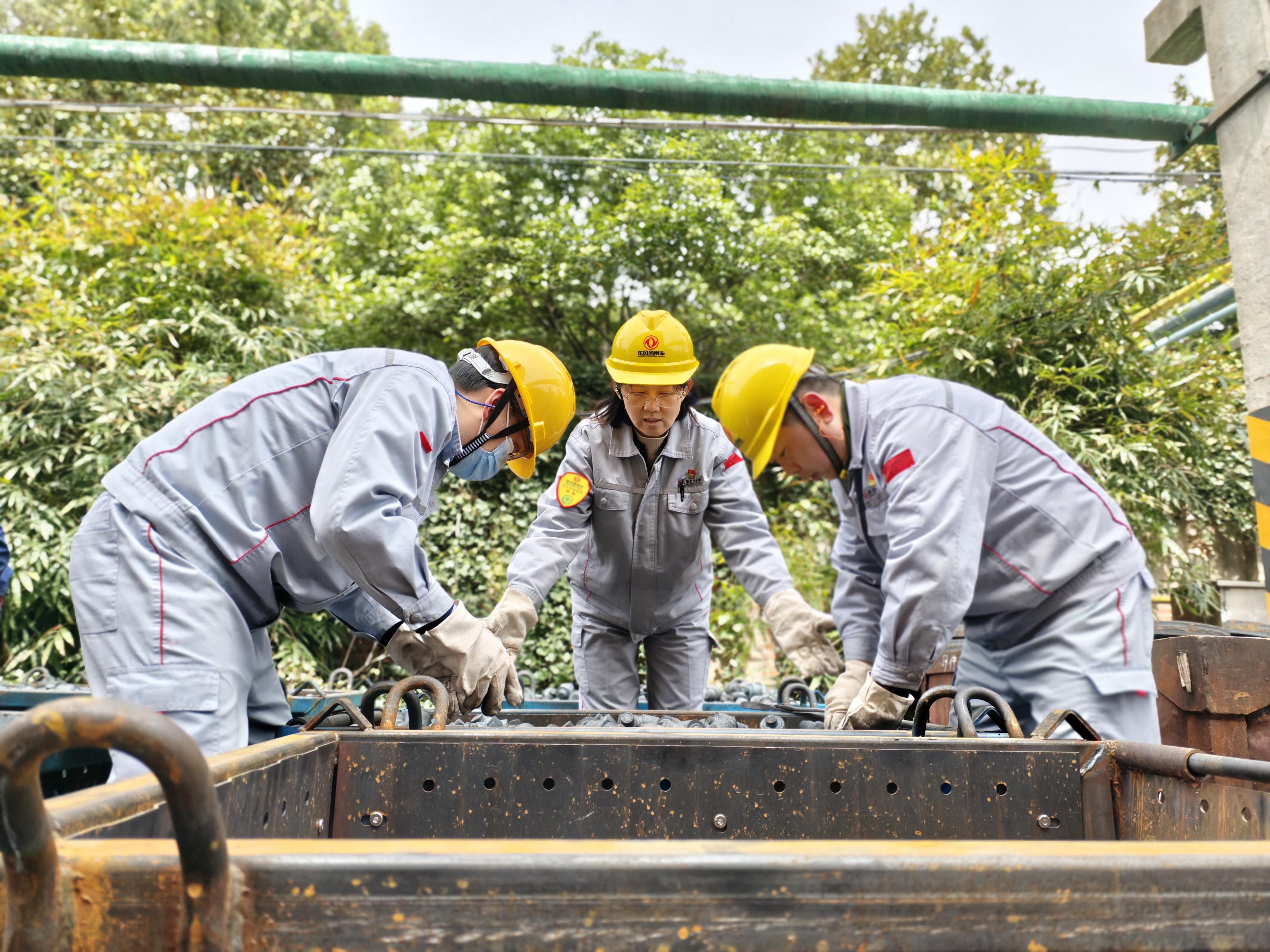 公司嚴書記對盤點數(shù)量核對(1).jpg 公司嚴書記對盤點數(shù)量核對(1).jpg