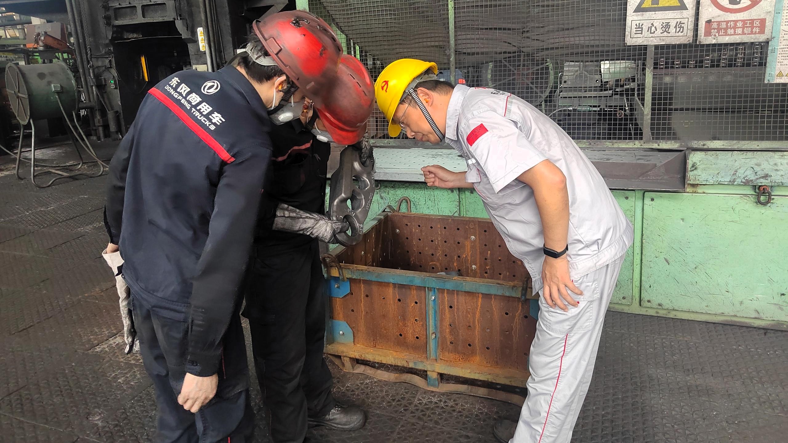 生產工長檢查鍛件異常.jpg 生產工長檢查鍛件異常.jpg