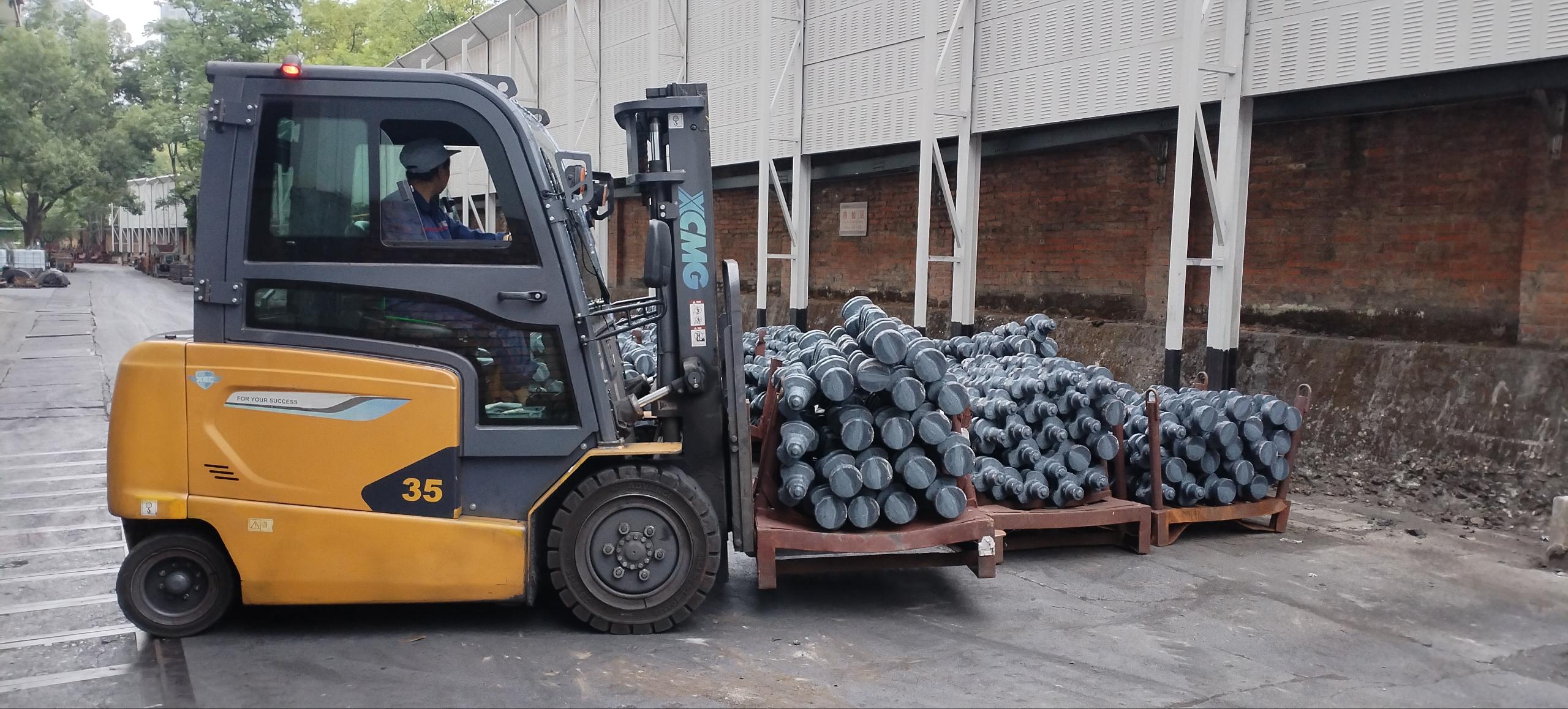 倒運(yùn)鍛件.jpg 倒運(yùn)鍛件.jpg